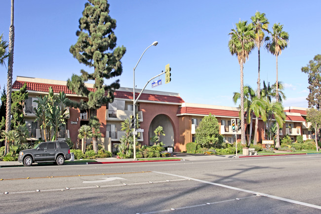 Villa La Paz in Bellflower, CA - Foto de edificio - Building Photo