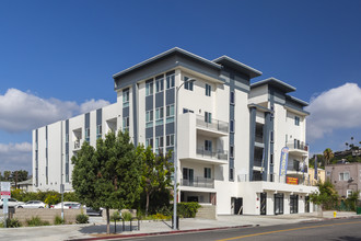 MONARCH APARTMENTS in Los Angeles, CA - Foto de edificio - Building Photo