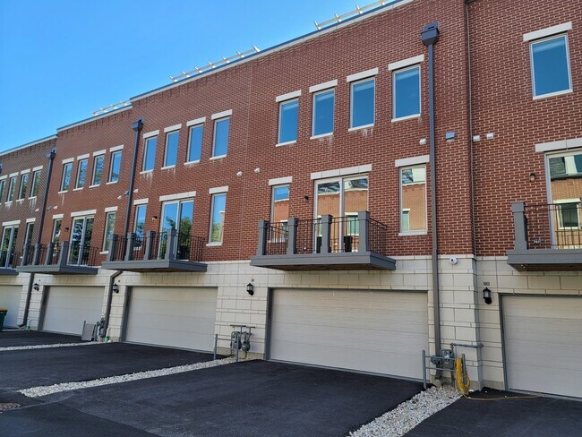 1257 Gateway Ct in Northbrook, IL - Foto de edificio - Building Photo