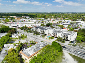 555 NE 123rd St in North Miami, FL - Foto de edificio - Building Photo