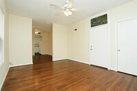 511 W Gray St photo'