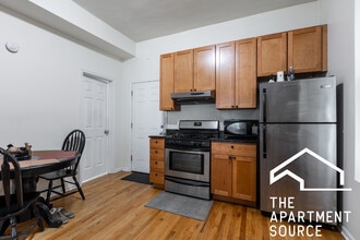 2517 N Ashland Ave, Unit 1 in Chicago, IL - Building Photo - Building Photo