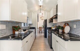 2528 W MacArthur Blvd in Santa Ana, CA - Building Photo