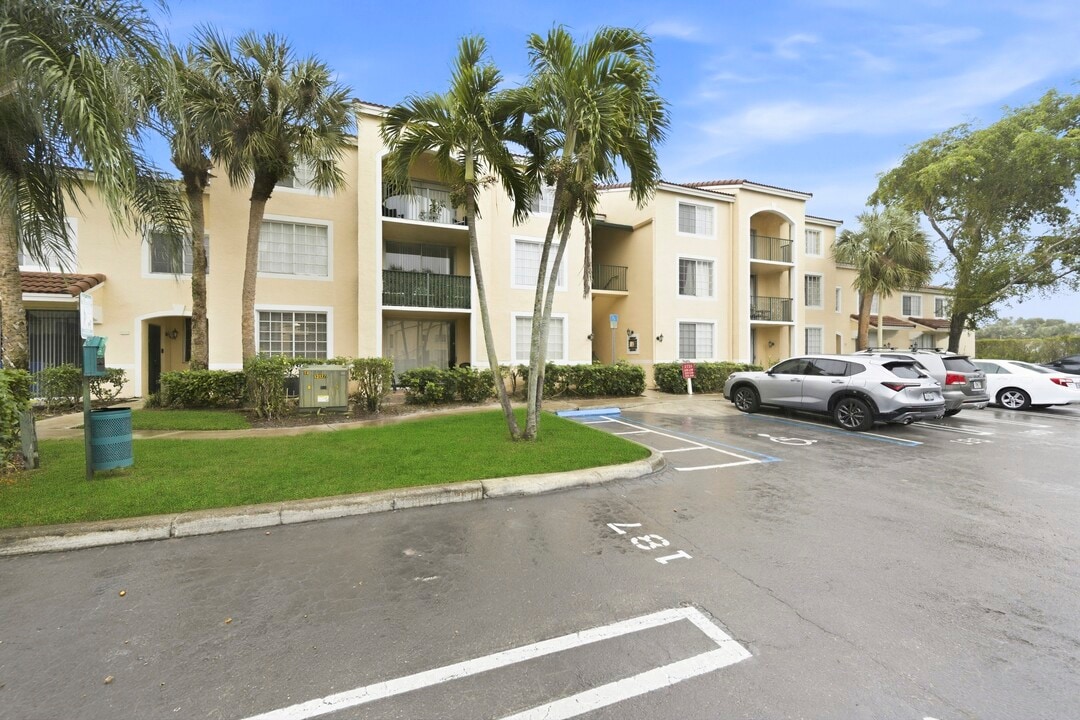 1733 Village Blvd, Unit 108A in West Palm Beach, FL - Building Photo