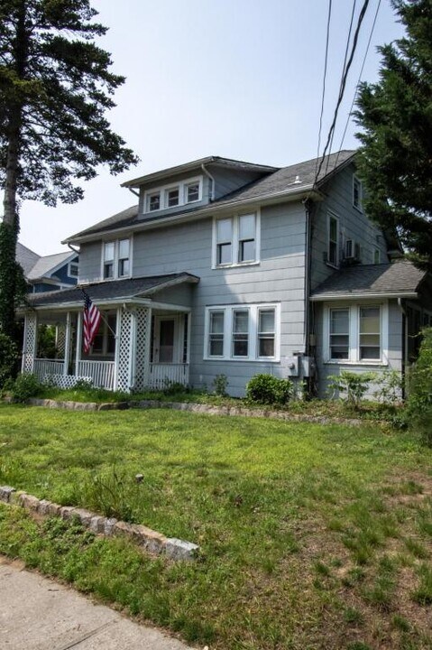 25 Hillside Ave in Rockville Centre, NY - Building Photo