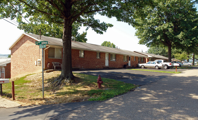 Oak Terrace Apartments in Parkersburg, WV - Building Photo - Building Photo