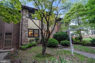 11330 Headlands Ct in Reston, VA - Building Photo - Building Photo