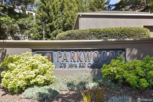 220 Caldecott Ln in Oakland, CA - Building Photo - Building Photo