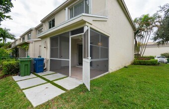 16721 Hemingway Dr in Weston, FL - Foto de edificio - Building Photo