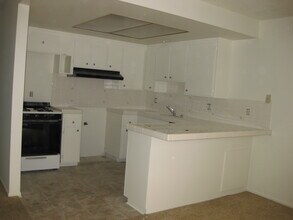 18541 Demion Ln, Unit C in Huntington Beach, CA - Building Photo - Building Photo