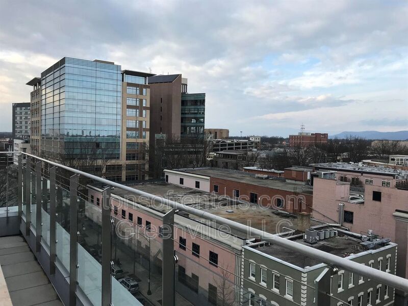 100 E Washington St in Greenville, SC - Foto de edificio