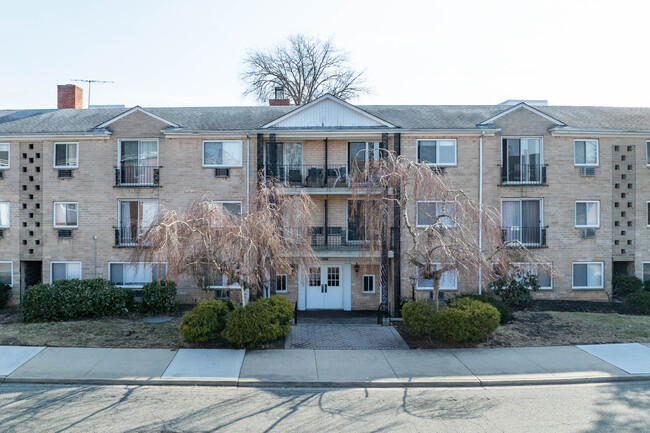 50 Lenox Rd in Rockville Centre, NY - Foto de edificio - Building Photo