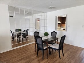 300 Valley Stream Dr, Unit D-5 in Naples, FL - Building Photo - Building Photo