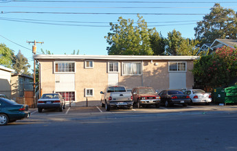 545-555 Santiago Ave in Sacramento, CA - Building Photo - Building Photo