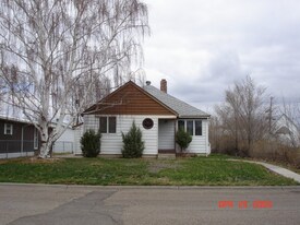 212 2nd Ave W in Culbertson, MT - Building Photo