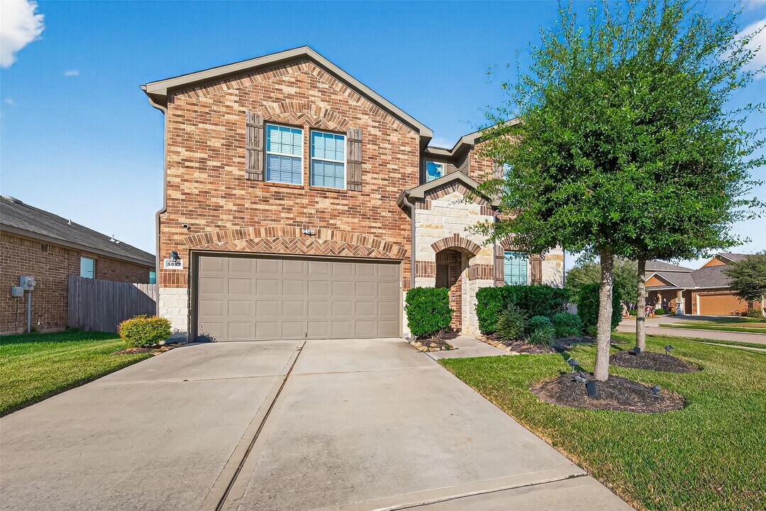 5027 Brewcastle Ln in Park Row, TX - Building Photo
