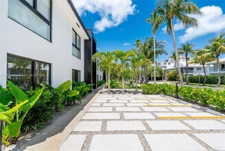 204 Sunrise Dr in Key Biscayne, FL - Building Photo - Building Photo