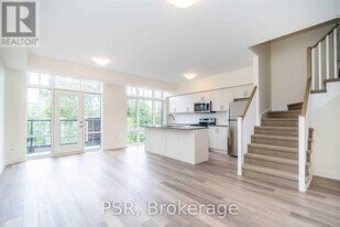 18 Whitaker Wy in Whitchurch-Stouffville, ON - Building Photo