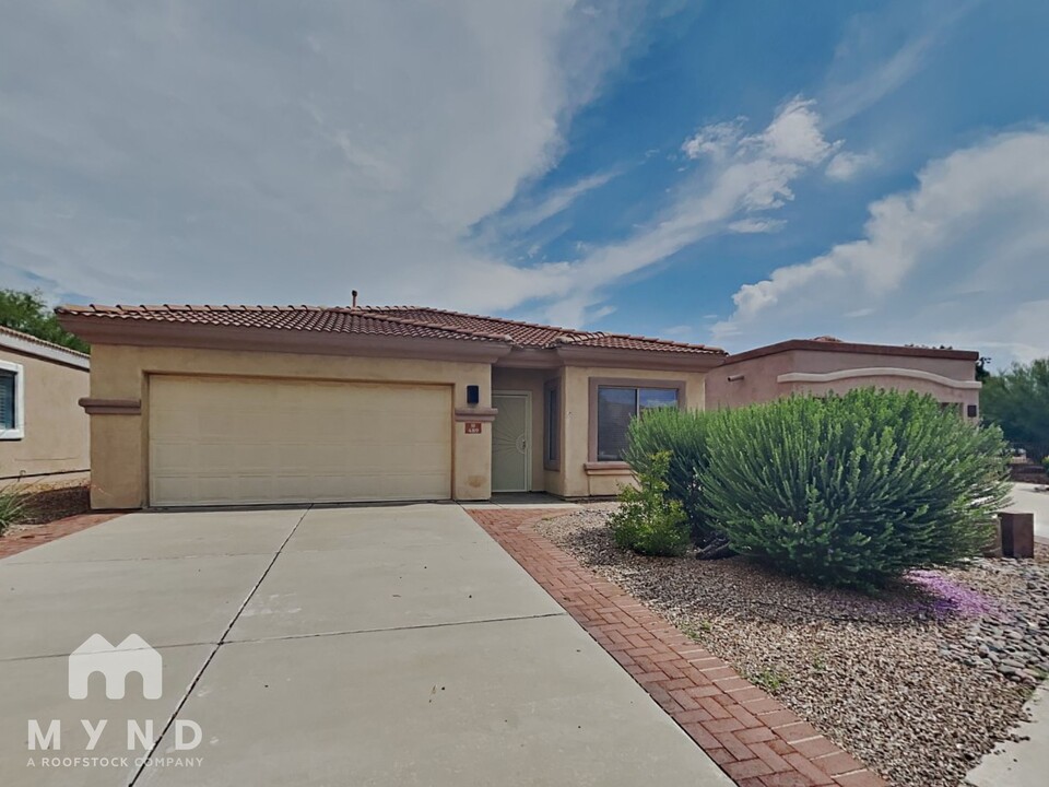 489 E Camino Rancho Seguro in Sahuarita, AZ - Building Photo