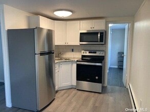 619 N Dyre Ave in West Islip, NY - Building Photo - Building Photo