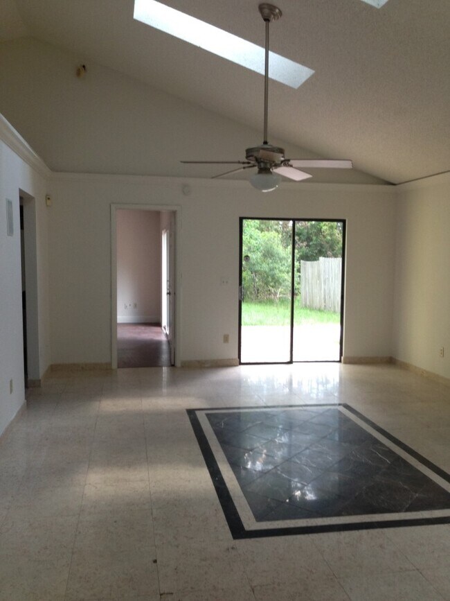 146 Lakeside Cir in Sanford, FL - Building Photo - Building Photo