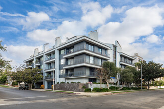 1120 Granville Ave in Los Angeles, CA - Building Photo - Primary Photo