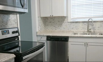 1743 Mayfair Rd in Jacksonville, FL - Foto de edificio - Building Photo