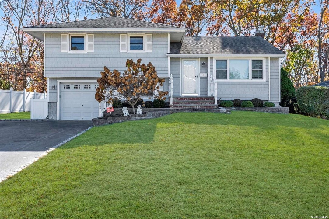 42 Shirley Ct in Commack, NY - Building Photo