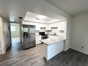 116 SW Jefferson Cir N in St. Petersburg, FL - Building Photo - Interior Photo