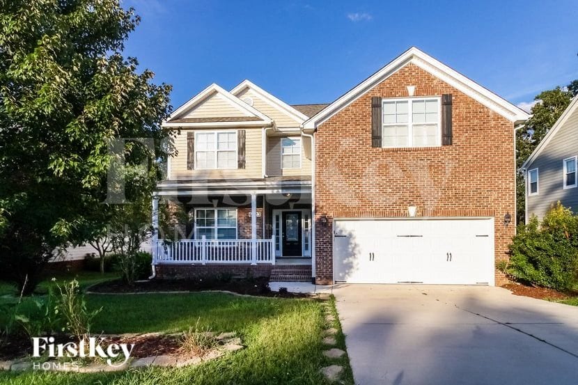 6623 Barton Creek Dr in Whitsett, NC - Foto de edificio