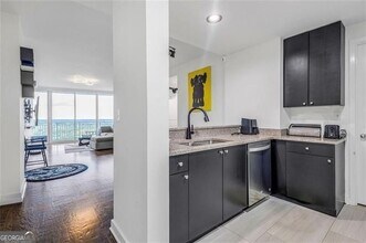 3338 Peachtree Rd NE in Atlanta, GA - Building Photo - Building Photo