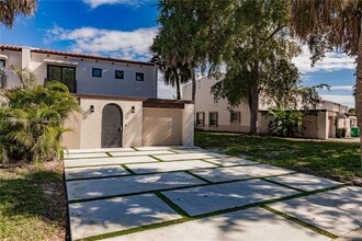 7238 Jacaranda Ln in Miami Lakes, FL - Building Photo - Building Photo