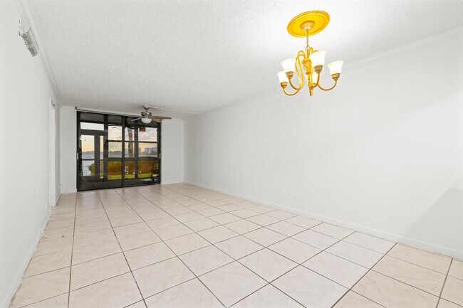 110 Lake Emerald Dr, Unit 103 in Oakland Park, FL - Building Photo - Building Photo