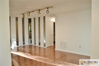 87 Farnham Square in Sayreville, NJ - Building Photo - Building Photo