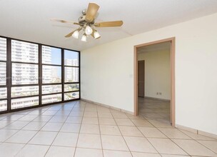 2049 S Ocean Dr, Unit 806 in Hallandale Beach, FL - Building Photo - Building Photo