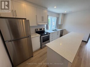 2879 Danforth Ave in Toronto, ON - Building Photo - Building Photo