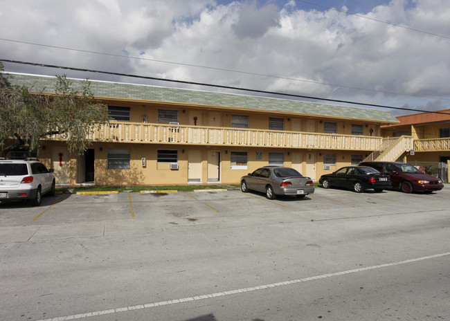 1085 W 71st St in Hialeah, FL - Foto de edificio - Building Photo