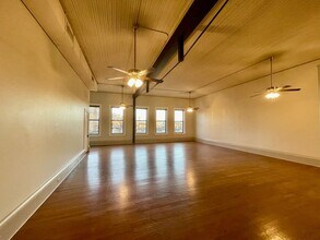 105 W Hickory St in Denton, TX - Foto de edificio - Building Photo