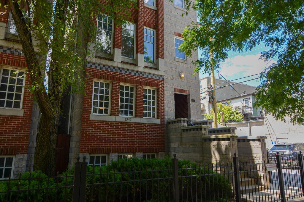 1343 W Roscoe St in Chicago, IL - Building Photo