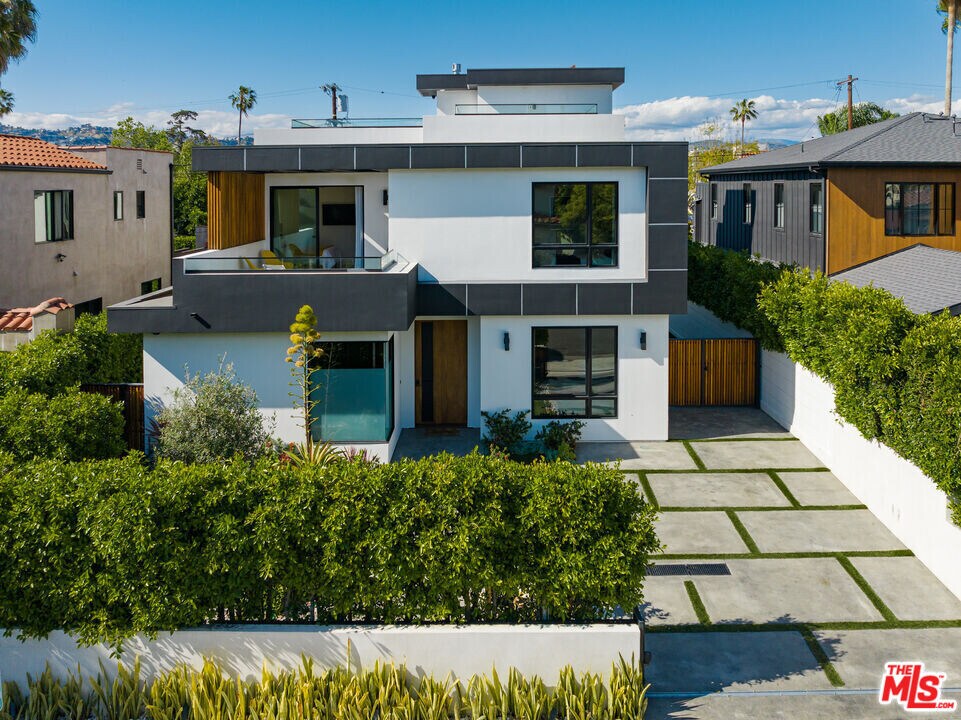 6201 Lindenhurst Ave in Los Angeles, CA - Building Photo