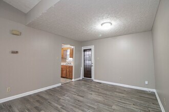 131 Lillian Dr in Oak Grove, KY - Building Photo - Building Photo