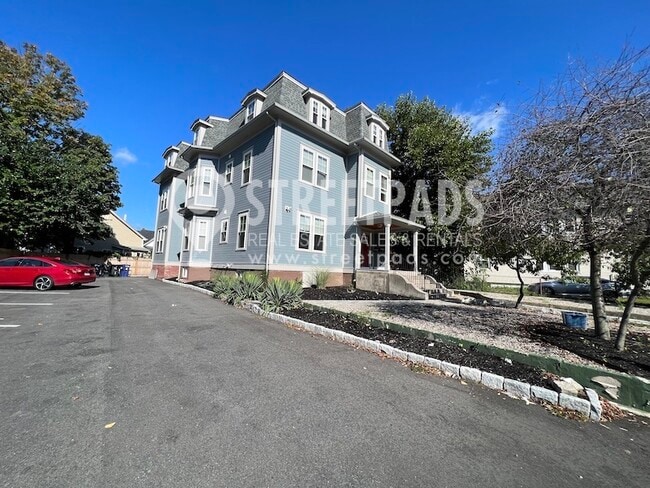 134 Franklin St, Unit 2 in Boston, MA - Building Photo - Building Photo