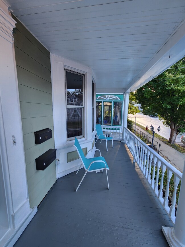 95 3rd Ave, Unit 2 in Rensselaer, NY - Foto de edificio - Building Photo