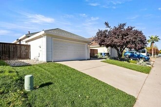 6643 Laguna Park Dr in Elk Grove, CA - Building Photo - Building Photo