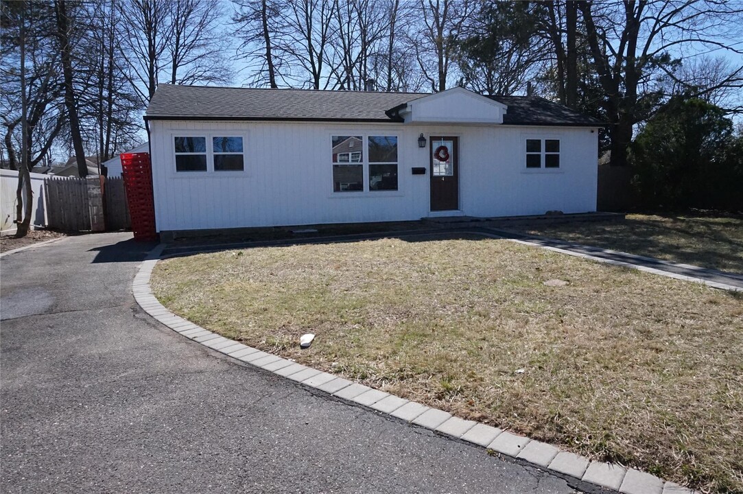 4 Willow St in Central Islip, NY - Foto de edificio