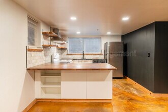 1815 NW Hoyt St in Portland, OR - Building Photo - Building Photo