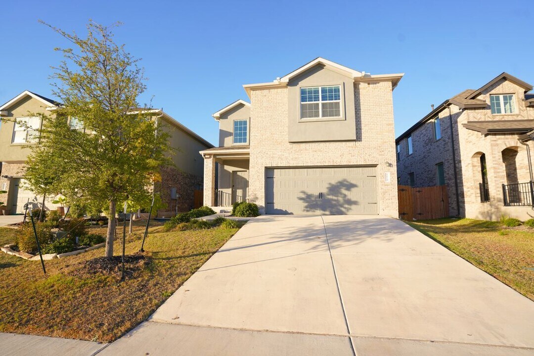 8014 Purple Aster Pass in Lago Vista, TX - Foto de edificio