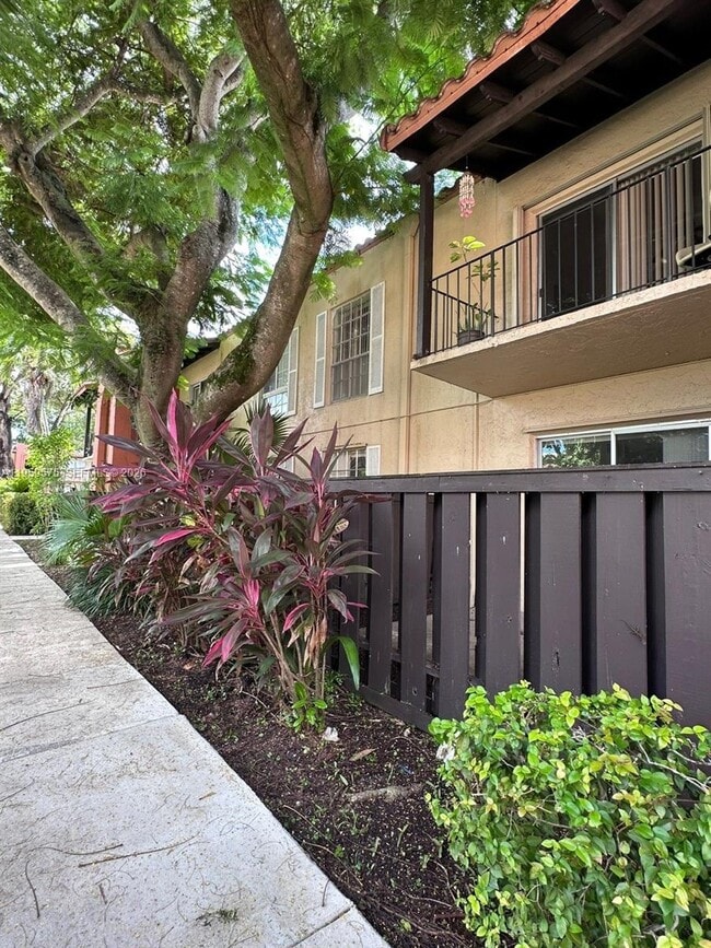 10786 N Kendall Dr in Miami, FL - Building Photo - Building Photo