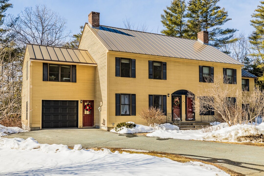 266 Poverty Ln in Lebanon, NH - Building Photo