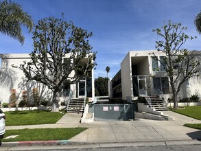 Crown Heights Apartments in Van Nuys, CA - Building Photo - Primary Photo